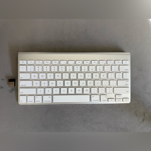 Apple Wireless Keyboard with Bluetooth - Silver (Renewed) - Picture 4 of 5